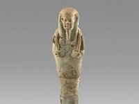 Aeg F 154  Aeg F 154, Spätzeit, Uschebti, Mattgrünliche Fayence, H 11,8 cm, B 2,9 cm, T 2,7 cm : Bestandskatalog Ägypten, Museumsfoto: Claus Cordes
